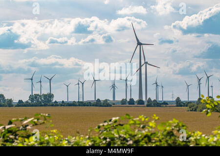 Eine Menge Windmühlen produzieren saubere Energie Stockfoto