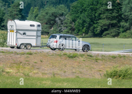 LKW auf einer ländlichen Autobahn Stockfoto