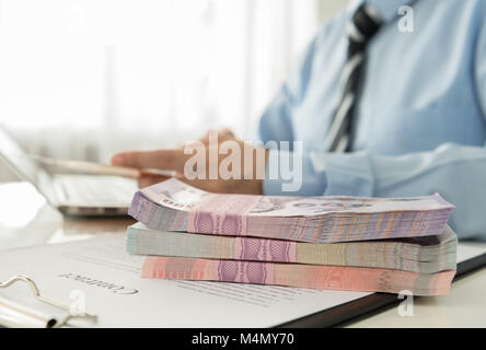 Business-Darlehen von ein Bankangestellter. Finanzen-Konzept Stockfoto