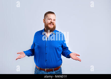 Ein dicker, bärtiger Mann mit einem positiven Ausdruck von Emotion. Stockfoto