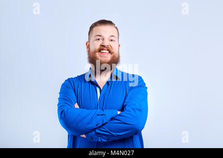 Ein dicker, bärtiger Mann mit einem positiven Ausdruck von Emotion. Stockfoto