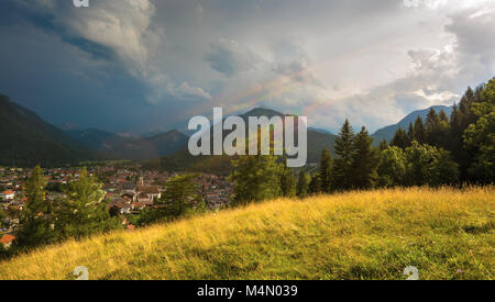 Sun Balken, gelben, grünen Hügel und Berge rund um die Stadt von Mittenwald, Deutschland Stockfoto