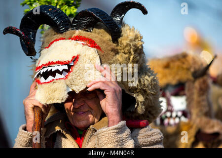 Pernik, Bulgarien - 28. Januar 2018: Die Teilnehmer nehmen am internationalen Festival der Maskerade Spiele Surva. Das Festival fördert Variationen o Stockfoto