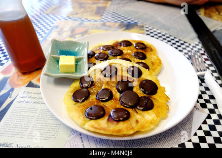 Große Schokolade Pfannkuchen mit Honig und Butter zum Frühstück Stockfoto