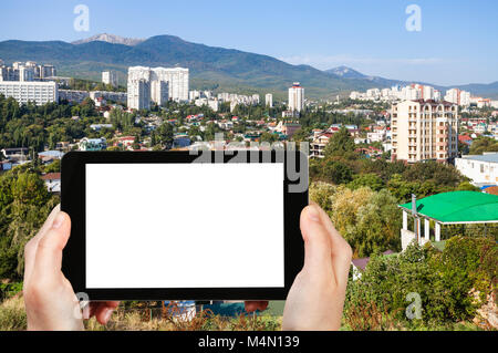 Travel Concept - touristische Fotografien Alushta City Skyline vom Castle Hill auf der Krim im September Morgen auf Tablet mit ausgeschnittenen Maske für advertisin Stockfoto