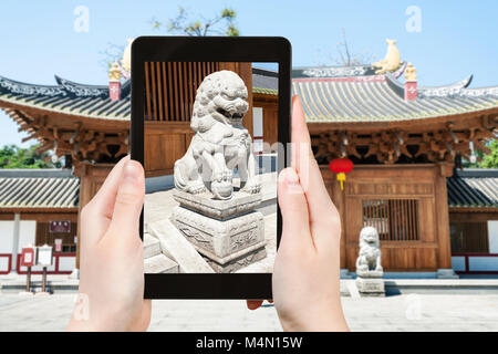 Travel Concept - touristische Fotos lion Statue in der Nähe der Eingang zum guangxiao Buddhistischer Tempel (helle Gehorsam, Helle kindlicher Frömmigkeit Tempel) in Guangzho Stockfoto