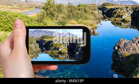 Travel Concept - touristische Fotografien Silfra Riss im Rift Valley von Thingvellir Nationalpark in Island im September auf dem Smartphone Stockfoto