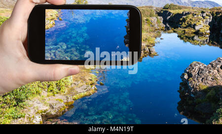 Travel Concept - touristische Fotos Wasser in Silfra Erde Riss im Rift Valley von Thingvellir Nationalpark in Island im September auf dem Smartphone Stockfoto