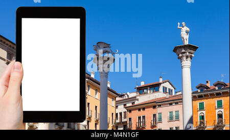 Travel Concept - touristische Fotografien Statuen auf der Oberseite der Säulen auf der Piazza dei Signori in Vicenza Stadt im Frühjahr auf Tablet mit ausgeschnittenen Maske für Adve Stockfoto