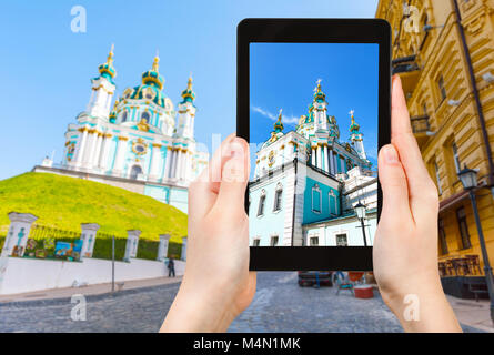 Travel Concept - touristische Fotos St Andrew's Church von Andriyivskyy Abstieg in Kiew in der Ukraine auf Tablet Stockfoto