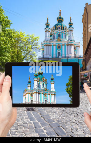 Travel Concept - touristische Fotos St Andrew's Church auf Andriyivskyy Abstieg Straße in Kiew in der Ukraine auf Tablet Stockfoto