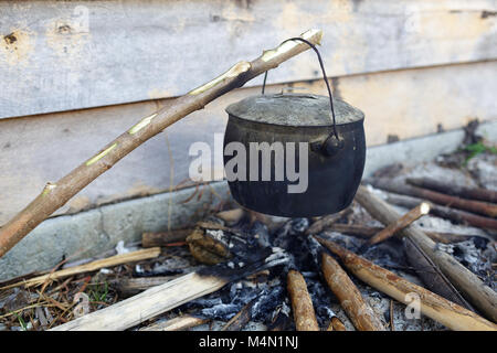 Das Essen in einem Topf auf dem Feuer gekocht Stockfoto