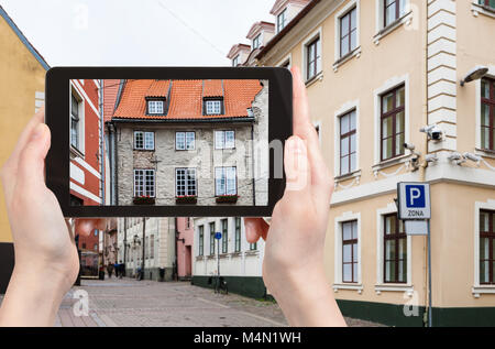 Travel Concept - touristische Fotos Haus über die Schwedische Tor auf Troksnu iela der Altstadt von Riga in Lettland im Herbst auf Tablet Stockfoto