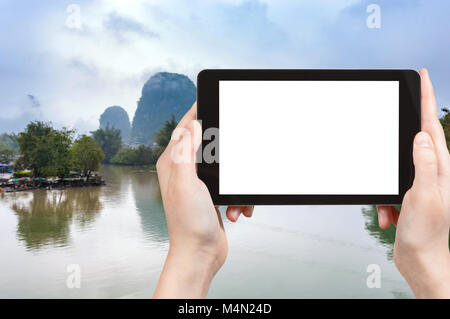 Travel Concept - touristische Fotos ruhige Oberfläche Yulong und Jinbao Flüsse und Karst Peaks in Yangshuo County in China im Frühjahr auf Tablet mit Cut ou Stockfoto