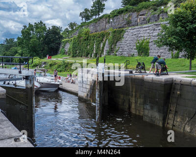 Boote gehen durch die Ottawa Locks auf den Rideau Canal, Ottawa, Ontario, Kanada.