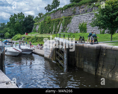 Boote gehen durch die Ottawa Locks auf den Rideau Canal, Ottawa, Ontario, Kanada.