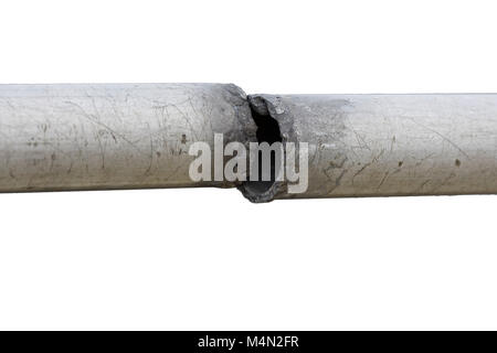 Gebrochene Schweißnaht auf Aluminium Rohr isoliert auf weißem Stockfoto