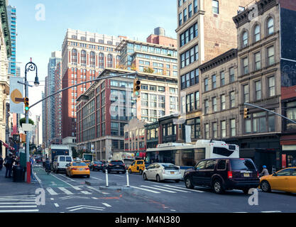 Das Leben in der Stadt und Verkehr auf Manhattan Avenue (Damen 1,6 km Historic District) bei Tageslicht, New York City, USA. Getönten Bild.