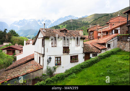 Alte Häuser mit Ziegeldächern, in der Stadt von San Sebastián, Spanien. Stockfoto