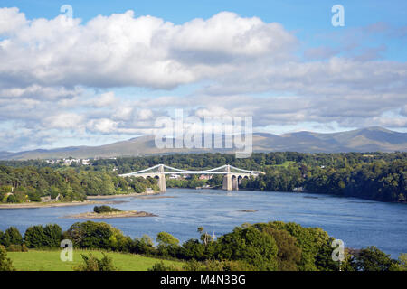 Menai Suspension Bridge verbindet die Insel Anglesey in Wales. Das denkmalgeschützte Gebäude, entworfen von Thomas Telford, wurde 1826 abgeschlossen. Stockfoto