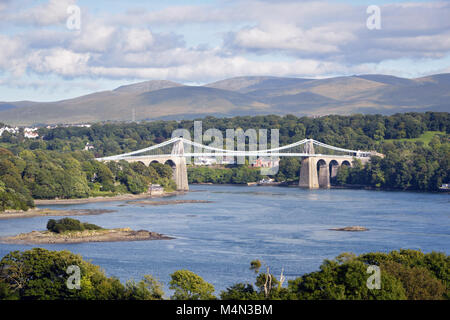 Menai Suspension Bridge verbindet die Insel Anglesey in Wales. Das denkmalgeschützte Gebäude, entworfen von Thomas Telford, wurde 1826 abgeschlossen. Stockfoto