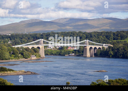 Menai Suspension Bridge verbindet die Insel Anglesey in Wales. Das denkmalgeschützte Gebäude, entworfen von Thomas Telford, wurde 1826 abgeschlossen. Stockfoto