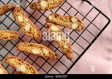 Cantuccini - italienische Cookies mit gehackten Mandeln. Stockfoto