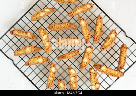 Cantuccini - italienische Cookies mit gehackten Mandeln. Stockfoto