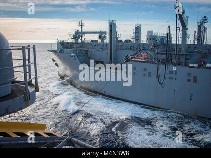 180215-N-NJ 910-0063 ATLANTIK (Feb. 15, 2018) eine Betankung Sonde wird von der Crew der Military Sealift Command Dry Cargo und Munition ship USNS Robert E. Peary (T-AKE 5) auf eine Betankung sponson Gesendet an Bord der Amphibisches Schiff USS Iwo Jima (LHD 7) Während eine Auffüll-anforderung auf See. Die Iwo Jima amphibische Gruppe bereit ist zur Unterstützung der Maritime Security Operations und Theater Sicherheit Zusammenarbeit in Europa und im Mittleren Osten eingesetzt werden. Die Iwo Jima ARG begibt sich die 26 Marine Expeditionary Unit und umfasst die Iwo Jima, die amphibious Transport dock Schiff USS New York (LPD = 21), Stockfoto