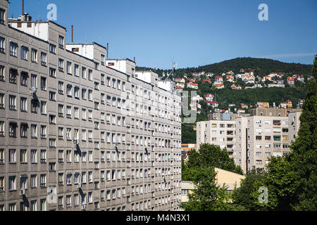 Typische alte Paneelwohnung mit vielen Fenstern aus Budapest, Ungarn, als Textur oder Hintergrund Stockfoto