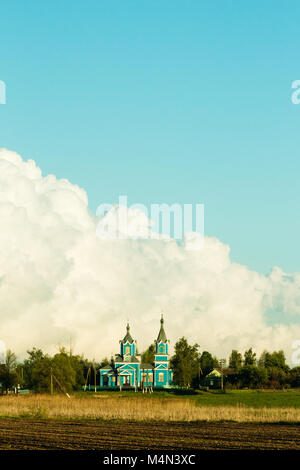 Krasnyy Partizan, dobrush Bezirk, Region Gomel, Belarus. Orthodoxe Kirche der Geburt der Jungfrau Maria vor dem Hintergrund der Wolken Stockfoto