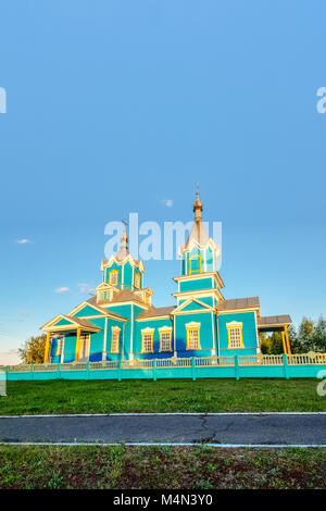 Krasnyy Partizan, dobrush Bezirk, Region Gomel, Belarus. Kirche der Geburt der Jungfrau Maria auf dem Hintergrund der blauen Himmel Stockfoto