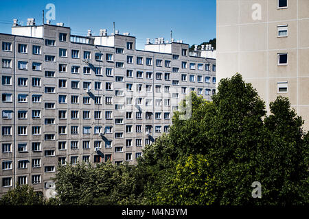 Typische alte Paneelwohnung mit vielen Fenstern aus Budapest, Ungarn, als Textur oder Hintergrund Stockfoto