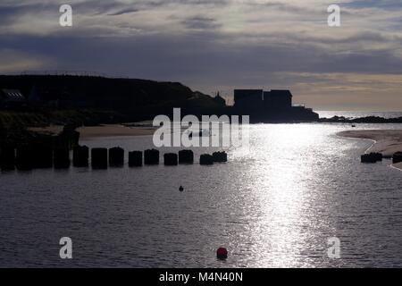 Sandy schottischen Badestrand von Cruden Bay, Mund der Laeca Brennen int der Nordsee. Aberdeenshire, Schottland, Großbritannien. Stockfoto