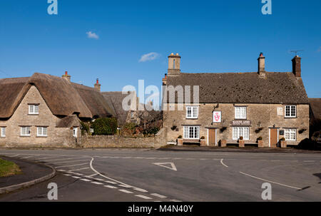 North Leigh Dorfes einschließlich der Masons Arms Pub, Oxfordshire, England, Großbritannien Stockfoto