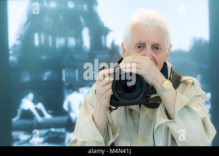 Harry Benson CBE auf dem Campus an der Glasgow Caledonian University, bevor er seinen ehrenamtlichen Doktor der Buchstaben Pic Peter Devlin Stockfoto