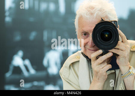 Harry Benson CBE auf dem Campus an der Glasgow Caledonian University, bevor er seinen ehrenamtlichen Doktor der Buchstaben ein Foto Stockfoto