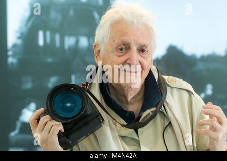 Harry Benson CBE auf dem Campus an der Glasgow Caledonian University, bevor er seinen ehrenamtlichen Doktor der Buchstaben ein Foto Stockfoto