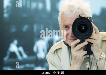 Harry Benson CBE auf dem Campus an der Glasgow Caledonian University, bevor er seinen ehrenamtlichen Doktor der Buchstaben ein Foto Stockfoto