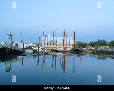 Eine schöne Marina mit einer großen Reflexion auf dem Wasser. Stockfoto