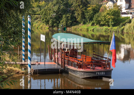 Prag - 26. Juli: Fähre KAZI im Dock seine Passagiere für seinen ersten Segel des Tages wartet am Juli 26, 2017 am Fluss Berounka. Das Boot angedockt Stockfoto