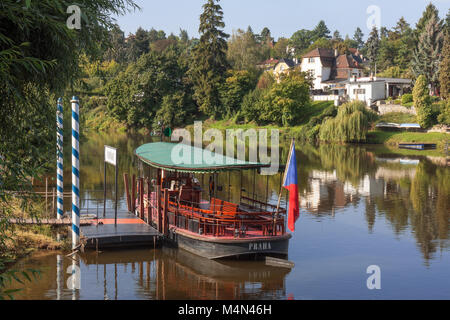 Prag - 26. Juli: Fähre KAZI im Dock seine Passagiere für seinen ersten Segel des Tages wartet am Juli 26, 2017 am Fluss Berounka. Das Boot, das in Stockfoto