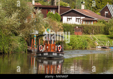 Prag - 26. Juli: Fähre KAZI Fähre Pier von Mokropsy Hafen am Juli 26, 2017 am Fluss Berounka. Stockfoto