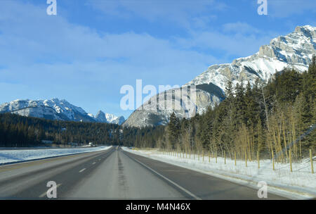 Ein Blick auf die majestätischen Rocky Mountains in British Columbia, Kanada, wie von der Autobahn aus gesehen Stockfoto