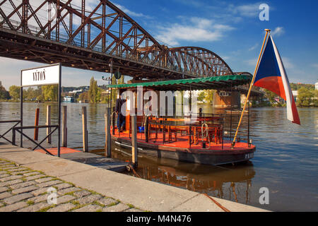 Prag - 30. April: Die Fähre Brehous im Hafen wartet auf seine Passagiere am 30. April 2017 in Prag. Brehous verbindet riverbank Smichov, Fluss Stockfoto