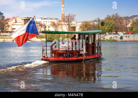 Prag - 30. April: Fähre "Brehous" hat seine tägliche Segeln am 30. April 2017 in Prag. Brehous verbindet Riverbank "Smichov", Riverbank "Vyton" Stockfoto