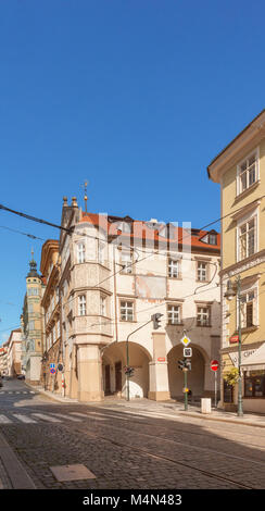 Prag - Juli 10: Die Sonnenuhr an der Fassade der Renaissance Velikov Haus in der östlichen Ecke von Lesser Town Square am 10. Juli 2017 in Prag, Tschechien Stockfoto