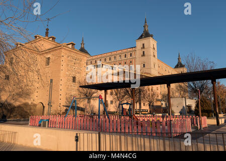 Schöne Aussicht auf den Alcazar de Toledo vom Corralillo de San Miguel in Toledo, Kastilien-La Mancha, Spanien Stockfoto