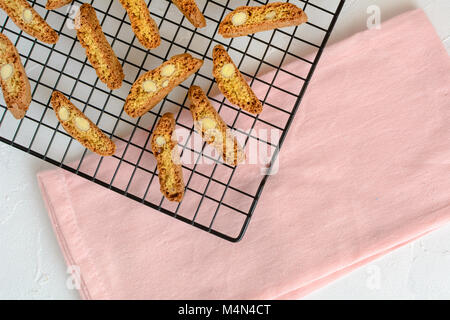 Cantuccini - italienische Cookies mit gehackten Mandeln. Stockfoto