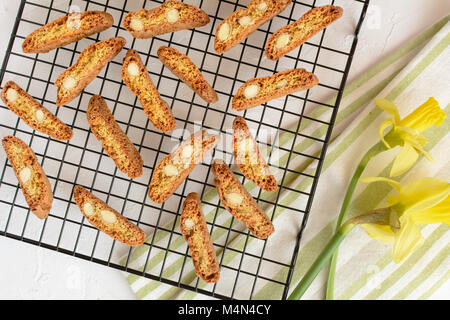 Cantuccini - italienische Cookies mit gehackten Mandeln. Stockfoto